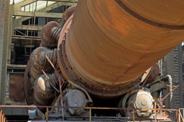 Boş çimento fabrikası fırın makineleri, fotoğrafa yakın çekim.