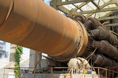 Boş çimento fabrikası fırın makineleri, fotoğrafa yakın çekim.