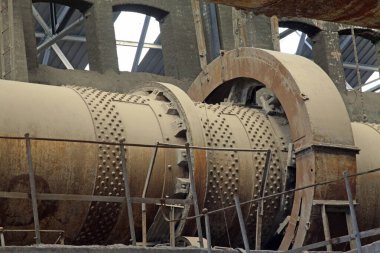 Boş çimento fabrikası fırın makineleri, fotoğrafa yakın çekim.