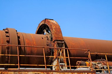 Boş çimento fabrikası fırın makineleri, fotoğrafa yakın çekim.