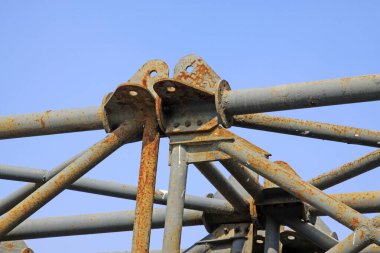 Oksitlenme paslanma, paslanma, çelik çerçeveli yapı, fotoğrafa yakın çekim.