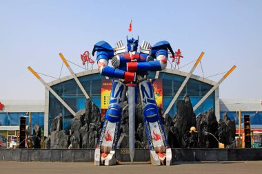 Tangshan - 30 Mayıs 2015 'te parkta transformers heykelleri, Tangshan şehri, Çin