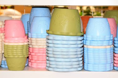 Plastik saksılar fotoğrafa yakın.