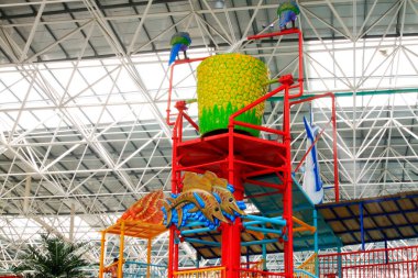 Dev kova dalgaları havuza çevirdi.