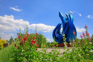 Heykel, Çin 'de bir parkı resmediyor.