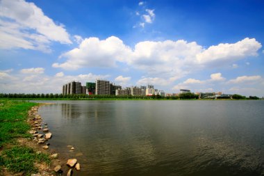 Suyun kenarında Çin kentsel inşaat manzarası