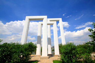 Çin 'de bir parkta kapı heykeli