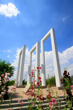 Çin 'de bir parkta kapı heykeli