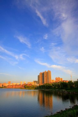 Su kenarındaki kentsel inşaat manzarası