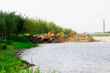 Nehir tarama mühendisliği fotoğrafın yakın çekimini yapıyor.