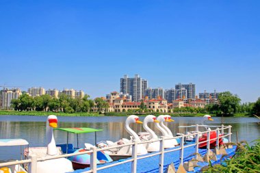 Parktaki kuğu model tekne.