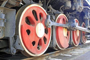 Tren tekerlekleri, fotoğrafa yakın çekim.