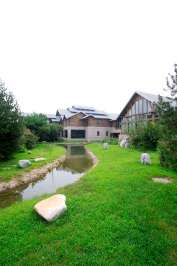 Çimenler ve binalar bir villada, fotoğraflara yakın.