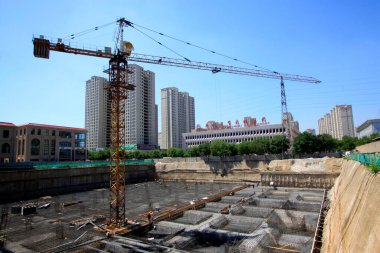 Luannan County - 21 Ağustos 2015 'te inşaat alanında kule vinci, Luannan County, Hebei, Çin