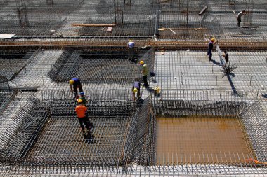 Bir inşaat sahasında güçlendirilmiş beton döküm iskeleti, yakın çekim