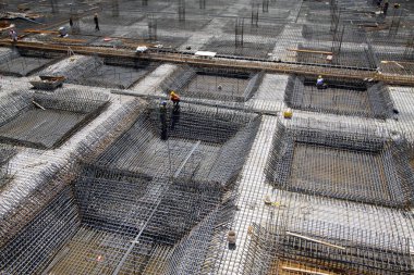Bir inşaat sahasında güçlendirilmiş beton döküm iskeleti, yakın çekim