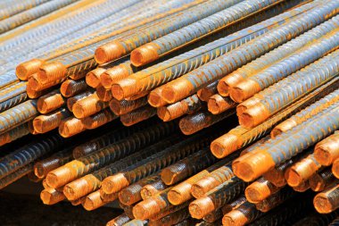 İnşaat alanında inşaat demirleri üst üste yığılmış. 