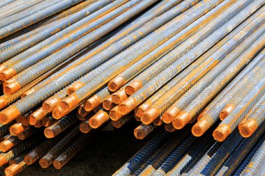 İnşaat alanında inşaat demirleri üst üste yığılmış. 