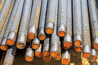 İnşaat alanında inşaat demirleri üst üste yığılmış. 