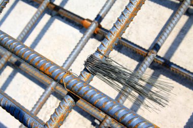 İnşaat alanında bükülmüş çelik ve bağlayıcı tel