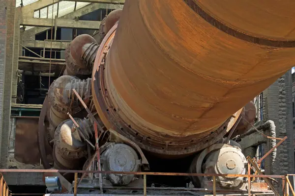 Boş çimento fabrikası fırın makineleri, fotoğrafa yakın çekim.