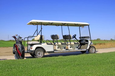 Golf sahası pil arabası, fotoğrafa yakın çekim.