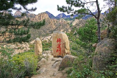 Taşların üzerine yazılan geçit sözcüklerini transfer et