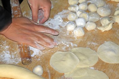 Hamur köftesi paketleri dağıtın. Fotoğrafın yakın plan çekimi.
