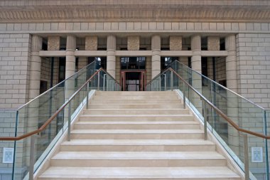 merdiven ve cam sütun tahtası, fotoğrafa yakın çekim.