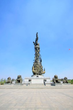 Tangshan City - 16 Mayıs 2016 'da bir parkta Phoenix heykeli, Tangshan şehri, Çin