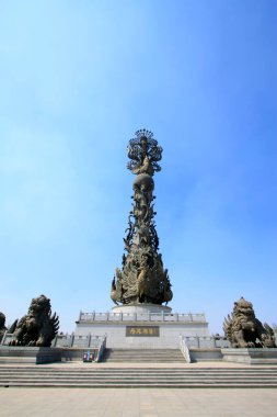 Tangshan City - 16 Mayıs 2016 'da bir parkta Phoenix heykeli, Tangshan şehri, Çin