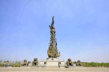 Tangshan City - 16 Mayıs 2016 'da bir parkta Phoenix heykeli, Tangshan şehri, Çin