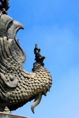 Phoneix heykeli mavi gökyüzünün altında bir parkta, Çin 'de