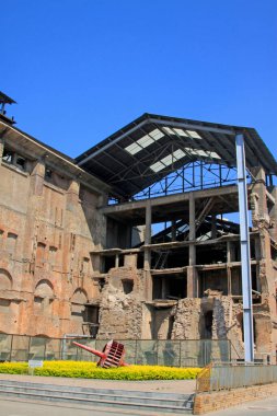 Fabrikanın enkazı, fotoğrafa yakın çekim.