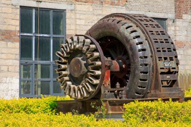 Bir fabrikada devasa asonkronize motor, fotoğrafa yakın çekim