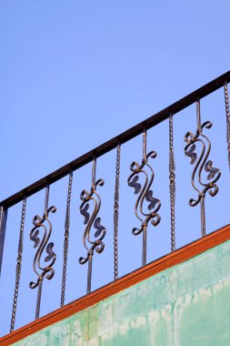 Demir metal süslemeler yapıp fotoğraf çektirirdi.