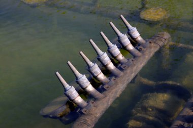 Çeşme başlığı suda, fotoğrafa yakın.