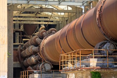 Boş çimento fabrikası fırın makineleri, fotoğrafa yakın çekim.