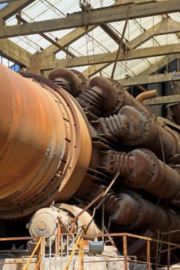 Boş çimento fabrikası fırın makineleri, fotoğrafa yakın çekim.