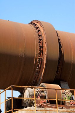Boş çimento fabrikası fırın makineleri, fotoğrafa yakın çekim.