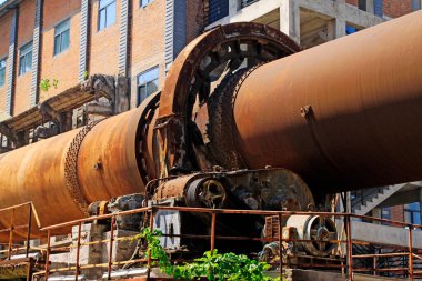 Boş çimento fabrikası fırın makineleri, fotoğrafa yakın çekim.