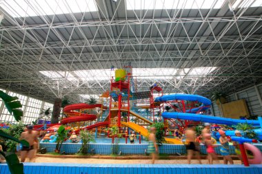 FengRun County - 6 Haziran 2015 'te kapalı alandaki çocuk parkında su kaydırakları, FengRun County, Çin