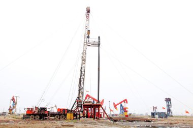 Çin 'de Jidong petrol sahasında sondaj, fotoğrafa yakın çekim.