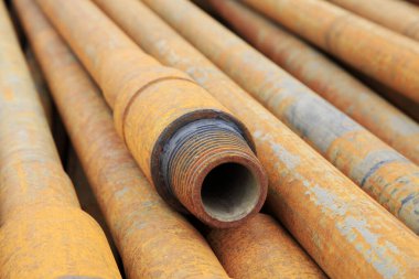 Yağ boruları birikti, fotoğrafın yakın çekimi.