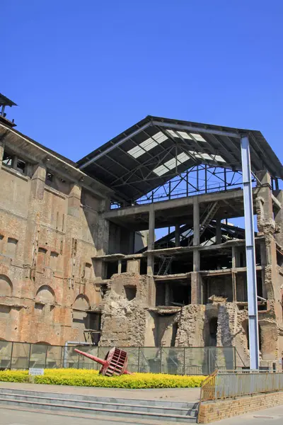 Fabrikanın enkazı, fotoğrafa yakın çekim.