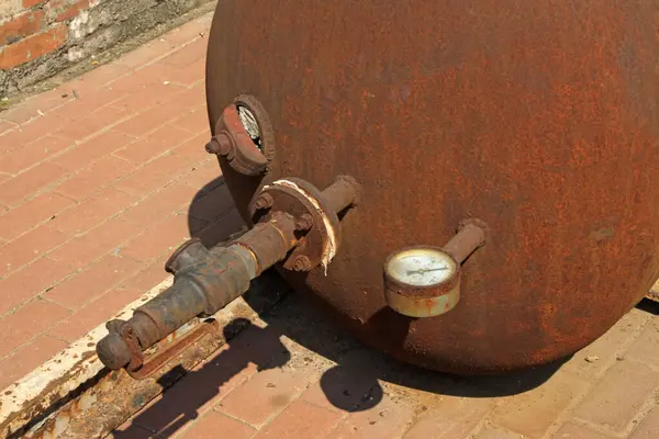 Oksitlenme paslanma, metal tank gövdesi, fotoğrafa yakın çekim.