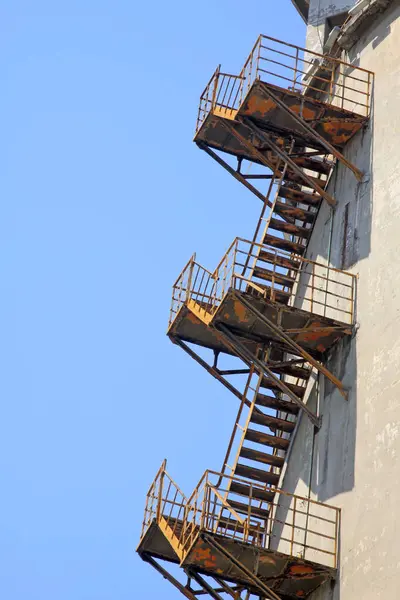 氧化生锈金属楼梯 照相特写 — 图库照片