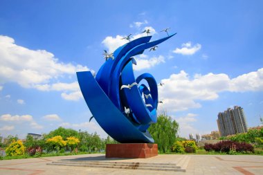 Heykel, Çin 'de bir parkı resmediyor.