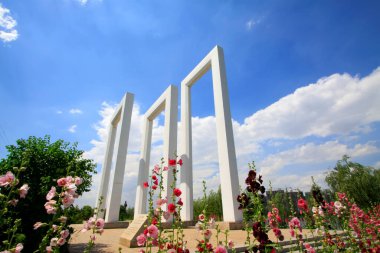 Çin 'de bir parkta kapı heykeli