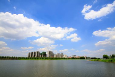 Su kenarındaki kentsel inşaat manzarası